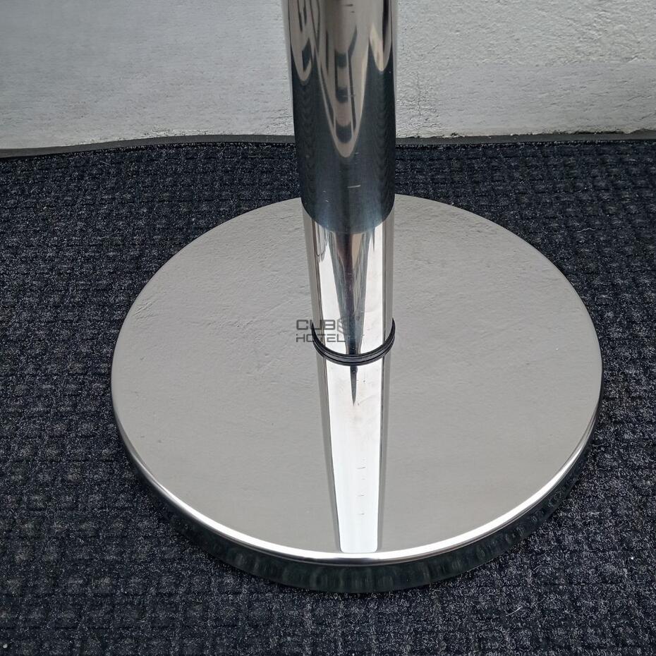 Poste Gestor de Filas de Acero Inoxidable Brillante