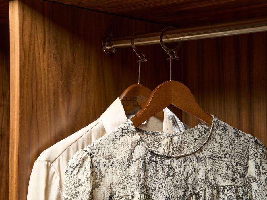 100 Perchas de Madera Antirrobo Chelsea