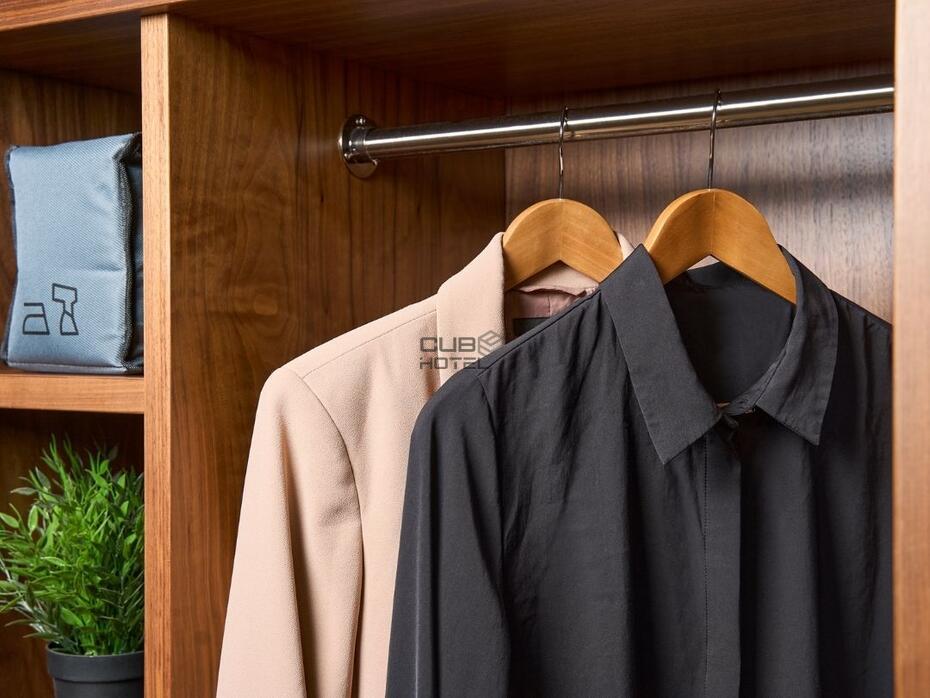 100 Perchas de Madera Antirrobo Chelsea